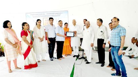 We have fulfilled the pledge of donating the eyes of Pujya Mataji Maya Devi Pandey, and her corneas were donated on April 6, 2023. During the tribute meeting organized on 8th April 2023, Dr K.K. Kanjolia (President of Eye Bank Society of Rajasthan, Kota Chapter) honoured the family members with the certificate and appreciated the eye donation.