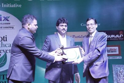 Dr. Suresh K. Pandey received the Time of India Doctor’s Award from the Kota District Collector.