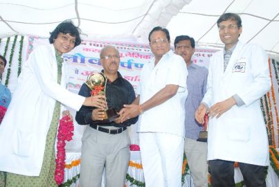 Shri Shanti Kumar Dhariwal (Urban Development and Housing minister of Rajasthan) honouring Professor Subhash M. Betharia who visited SuVi Eye Hospital Kota during the inauguration of the Lasik Laser Machine.
